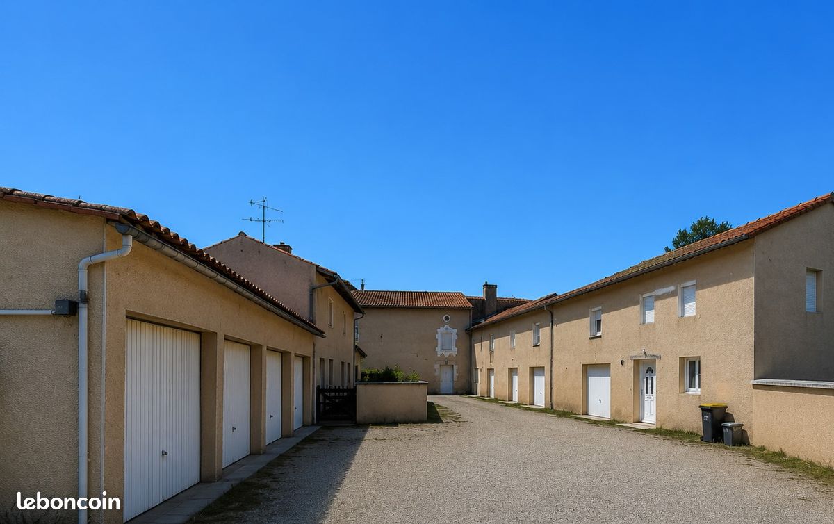 Immeuble 16 pièces 366 m² · à Neuville-de-Poitou · 366 m² · 520 000 €