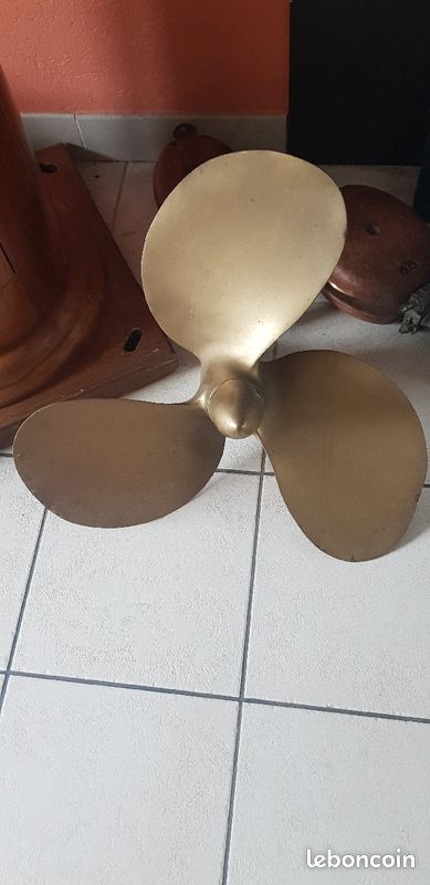 Vieille hélice en bronze (image 1)