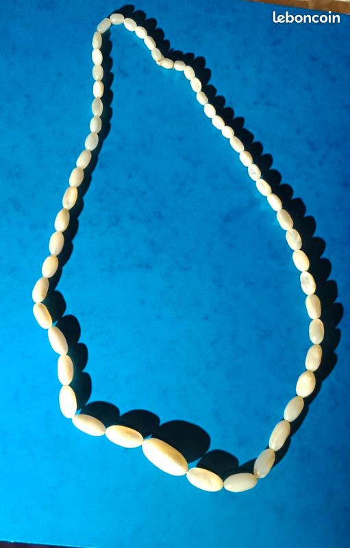 Le collier petites perles nacrées - Sions Le collier petites perles nacrées - Sions