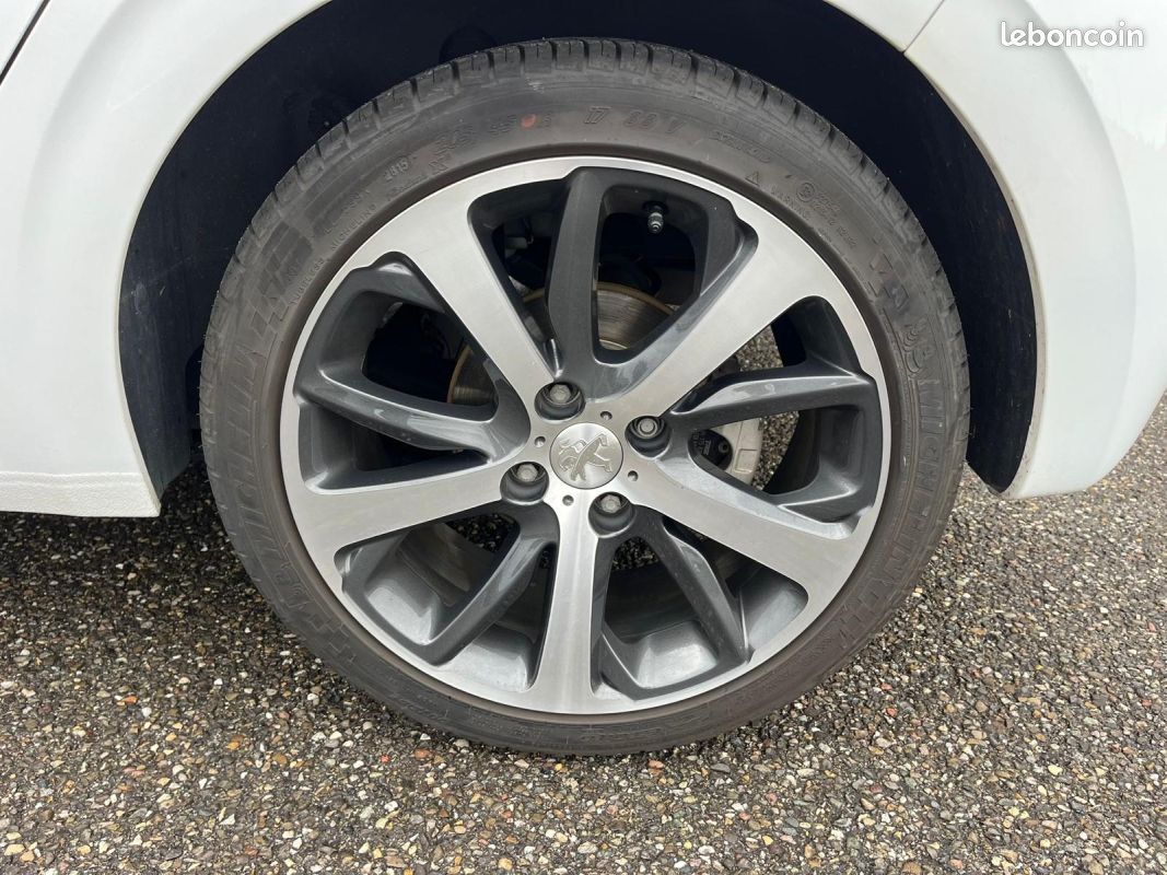 Peugeot 208 1.2 puretech 110ch feline 5cv 5p (image 18)