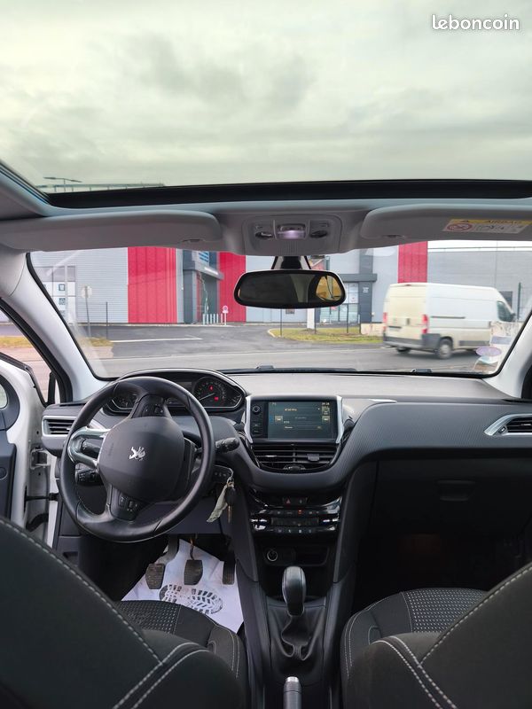 Peugeot 208 Allure 1.2 essence 110ch (image 3)