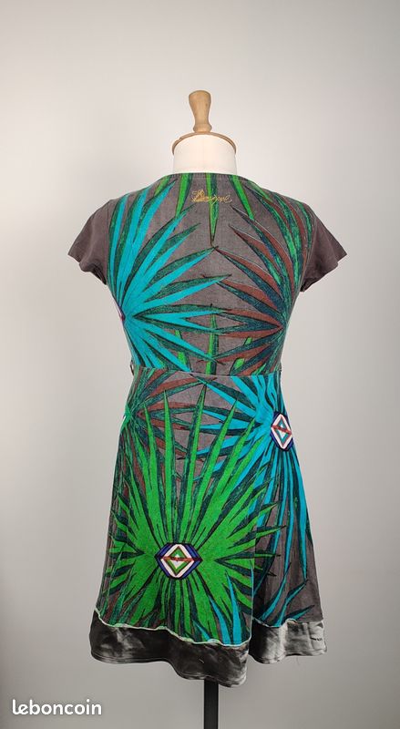 jolie robe imprimée figures yoga DESIGUAL taille M excellent état