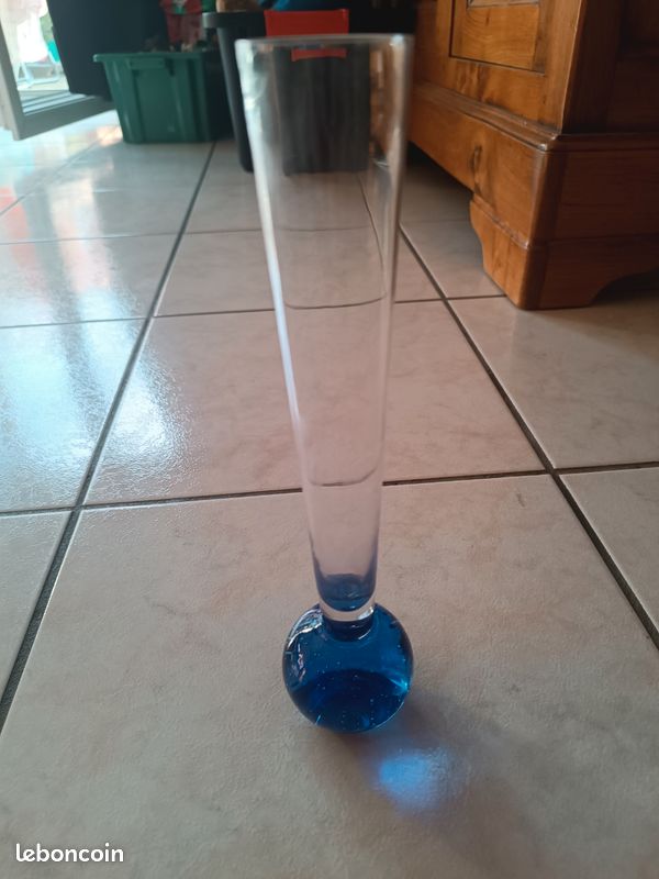 Vase soliflore, modèle vintage en verre bleu cobalt (image 1)