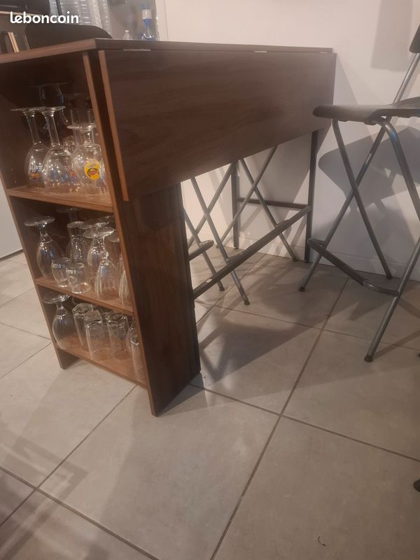 Ensemble table et tabourets hauts (image 1)
