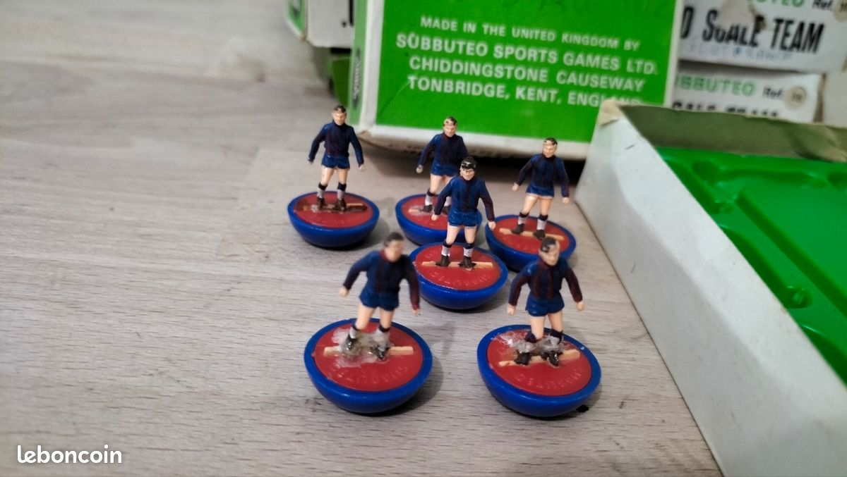 I know its only an Arsenal zombie team but still a Subbuteo team was found out in the wild