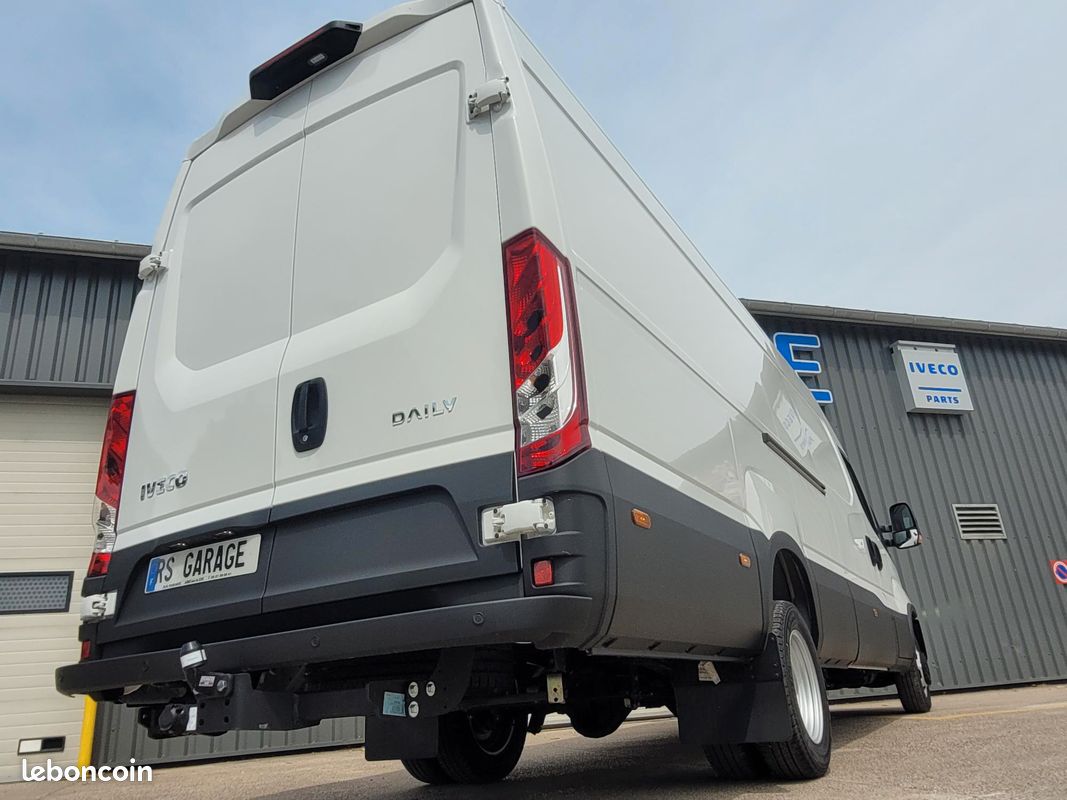 IVECO DAILY 35C18 A8 V16 FOURGON PACK EVOLUTION 03 PLACES NEUF avec CAMÉRA RECUL + GPS + PROJECTEURS FULL LED + MOTEUR 3 LITRES + VERSION MY2022 DONC SANS LES CONTRAINTES GSR2 ( Prix Vente 46 990 HT ) (image 11)