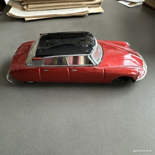 Joustra Citroën DS en tôle à friction de couleur rouge