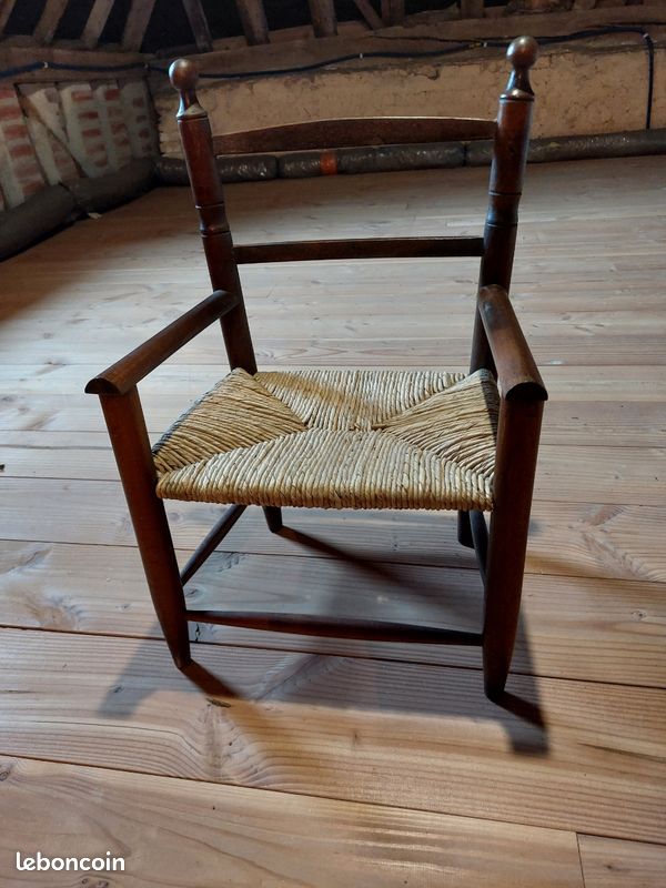 Patite chaise d'enfant en bois et paille (image 1)