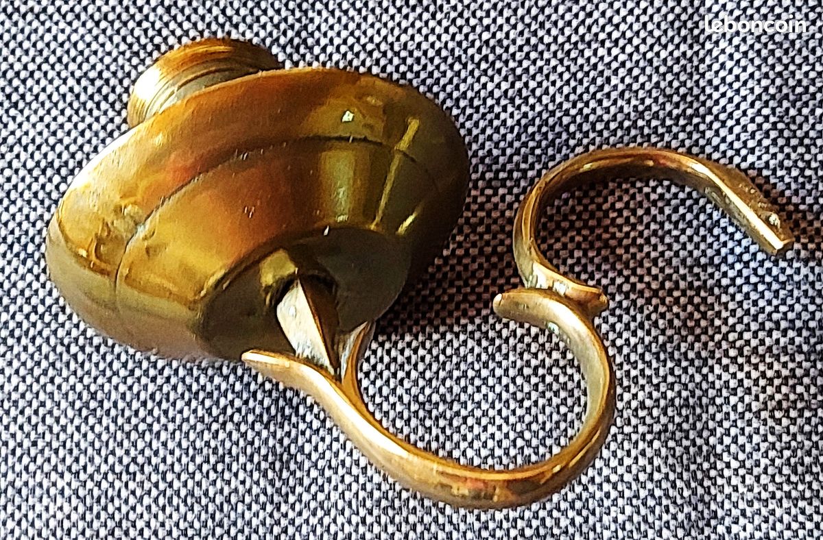 Paire De Bougeoirs En Bronze Massif – Modèle à Armoiries, Occasion