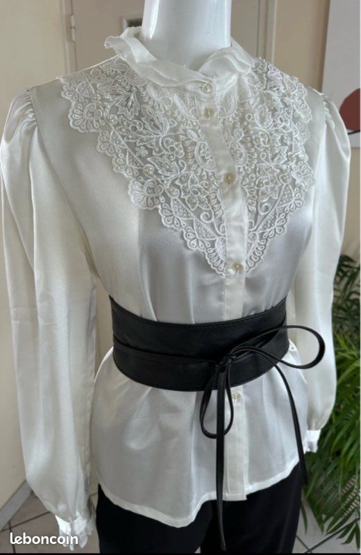Chemise blouse romantique Lapland - Blanc cassé / Ivoire - Broderie dentelle perlée sequins S/M Satinée Comme neuve (image 6)