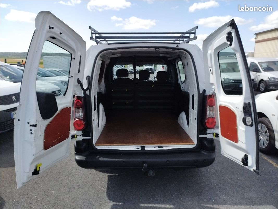 10825 HT - PEUGEOT Partner XL Blue HDI 100 Premium Pack GPS Vitré L2H1 1,6 L + Attelage - 06/2017 - 45100 kms (image 6)