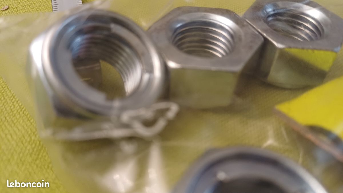 Ecrou roue arriere neuf origine Mbk ZX ref de chez Motobecane (image 1)