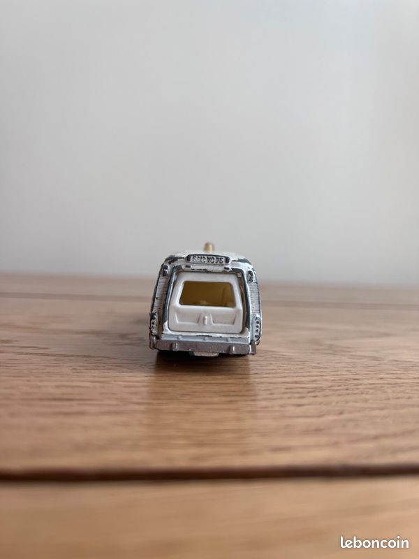 Ambulance ds 21 majorette 206 petite voiture figurine (image 6)