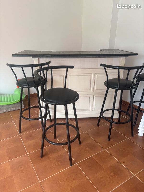 Bar avec chaises hautes (image 2)