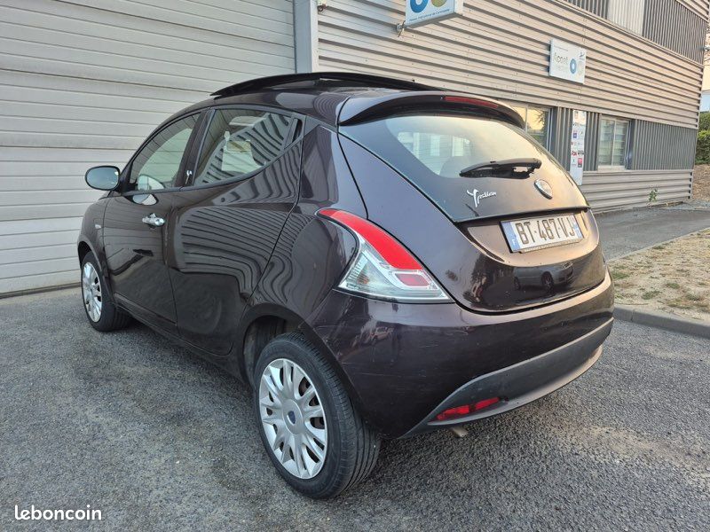 Lancia Ypsilon - 0.9 TwinAir 85 CH - Black&Red (image 3)