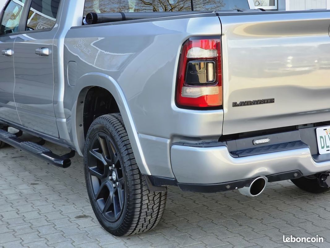 Dodge RAM 1500 Laramie Night Edition 5.7 HEMI 401 ch 4x4 – Harman Kardon – Écran 12” – 22” (image 5)