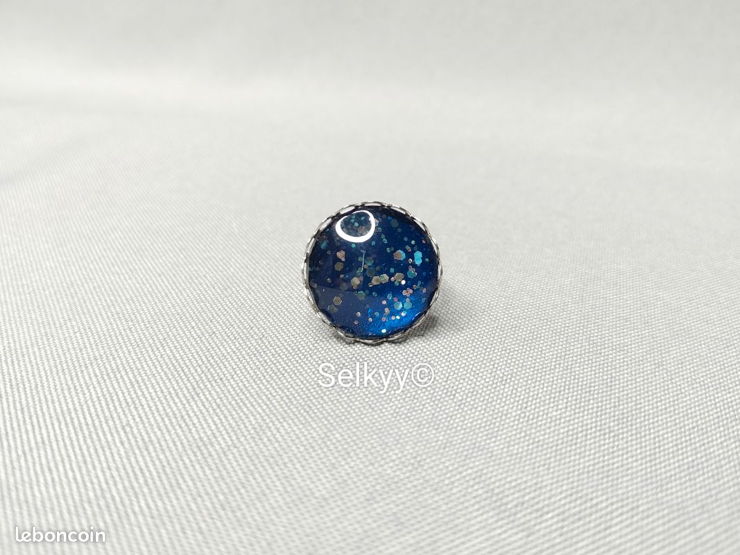 Bague fantaisie réglable en acier inoxydable ornée d’un cabochon rond bleu pailleté bleu et argent (image 3)