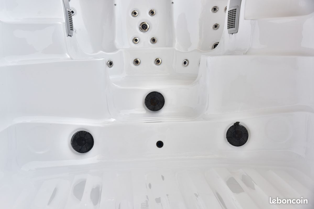 Spa de Nage 5.8m Haut de Gamme – 3 places + nage à contre-courant – Comme neuf (image 8)