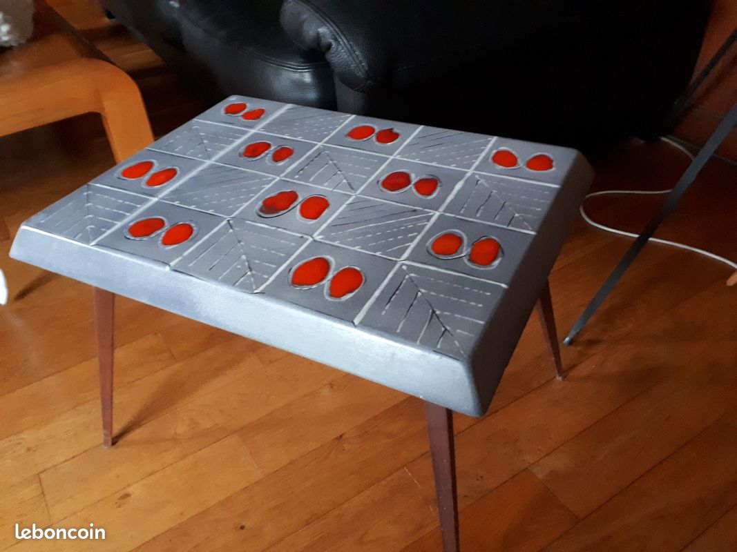 PETITE TABLE ANNEES 60 émaillée, pieds fuseau, signée JD bout de canapé ou table basse (image 6)