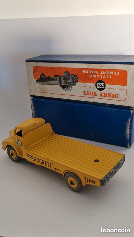 Lot - A Dinky Toys 420 Ford Thames Caravan