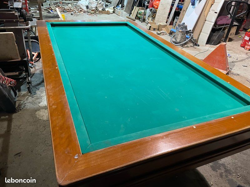 Boules Blanches Pour Billard Dans Un Triangle Et Deux Queues Et Boule