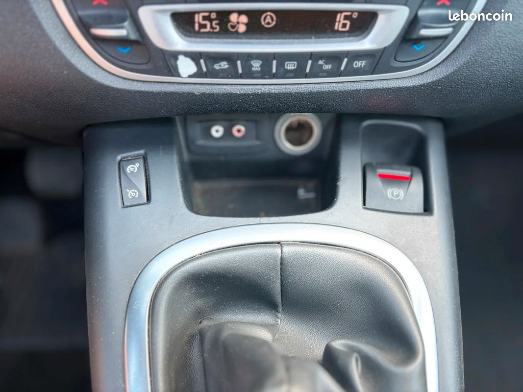 RENAULT SCENIC III dCi 130 FAP Energy eco2 15th - 4 PNEUS NEUFS - MOTEUR À CHAINE - TOIT OUVRANT (image 25)
