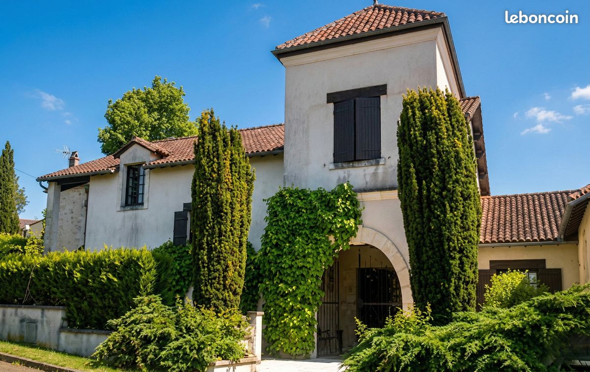 Maison 16 pièces 1000 m² · à Saint-Martial-Viveyrol · 1 000 m² · 697 000 €