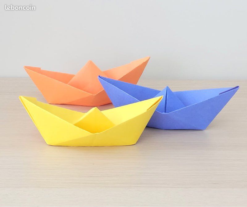 Bateaux en papier plié faits main (image 1)