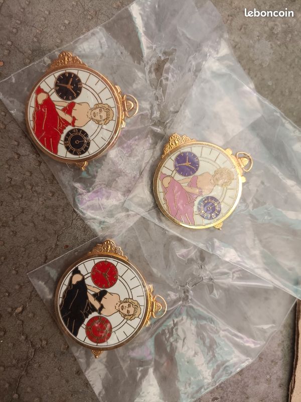 Broche Publicitaire Paris – Colonnes Morris, Bleu, Marilyn Monroe, Pin Up, Vintage