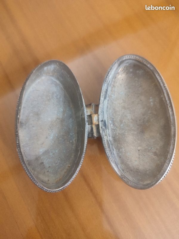 Boite ovale en métal argenté (image 4)
