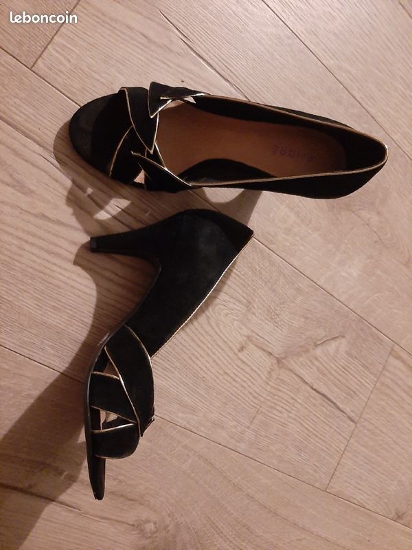 Escarpins André neufs, en nubuck noir et bords dorés (image 3)