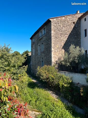 Au coeur du joli village de St Brès : bel immeuble de rapport