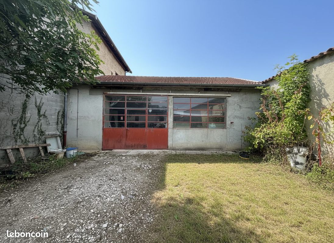 Parking 100 m² · à La Côte-Saint-André · 100 m² · 450 €/mois