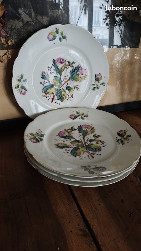 4 assiettes à dessert en porcelaine à motifs de roses moussues. 19ème siècle (image 1)
