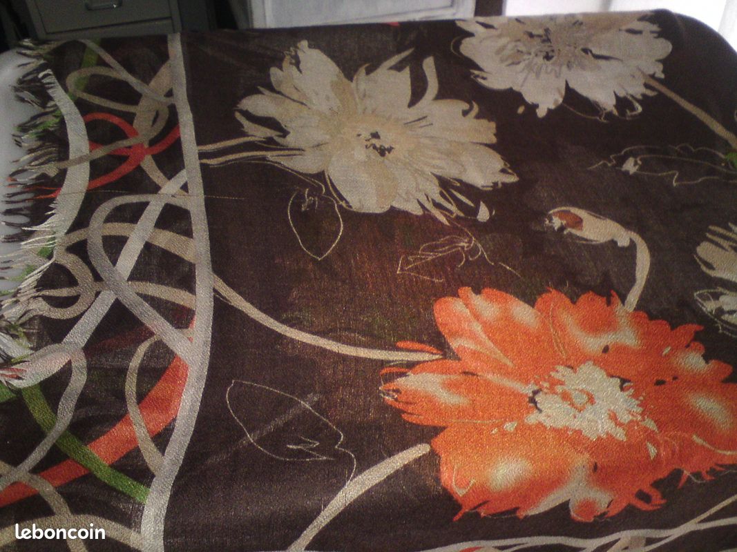 Etole ou Paréo Grand foulard Motifs multicolores de fleurs (beige, orange, vert, sur fond brun) (image 13)