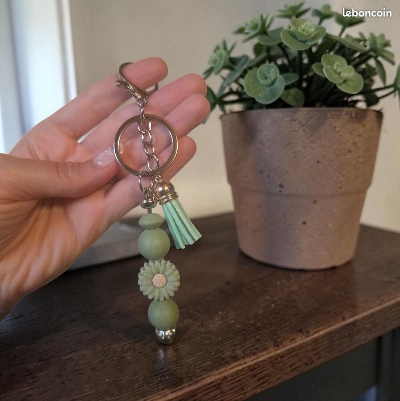 Porte-clés Bijou de Sac Artisanal Fleur Vert Sauge - NEUF (image 1)