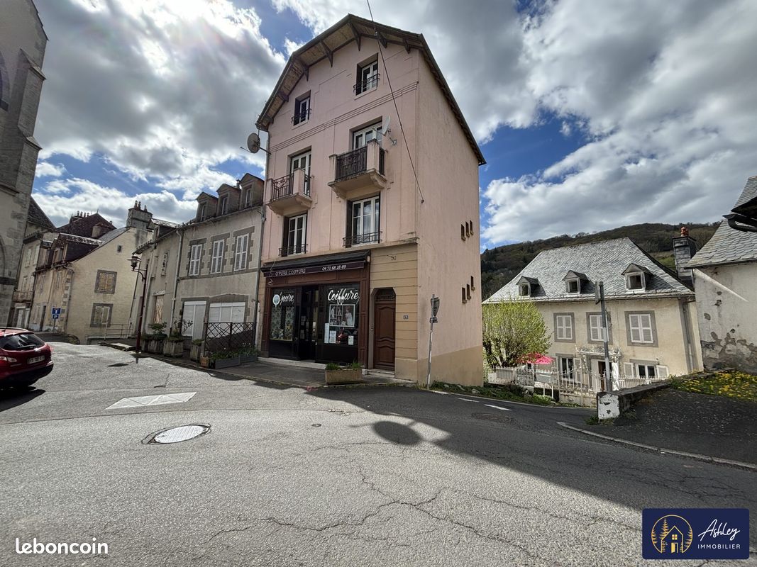 Immeuble 140 m² · à Condat · 140 m² · 84 000 €
