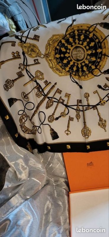 Carré Hermès en soie "Les Clés" – Noir et Or – Boîte d'origine (image 4)
