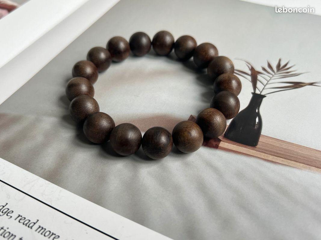 Un bracelet en bois parfumé (image 1)