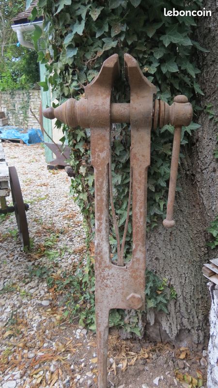 étau ancien (image 1)