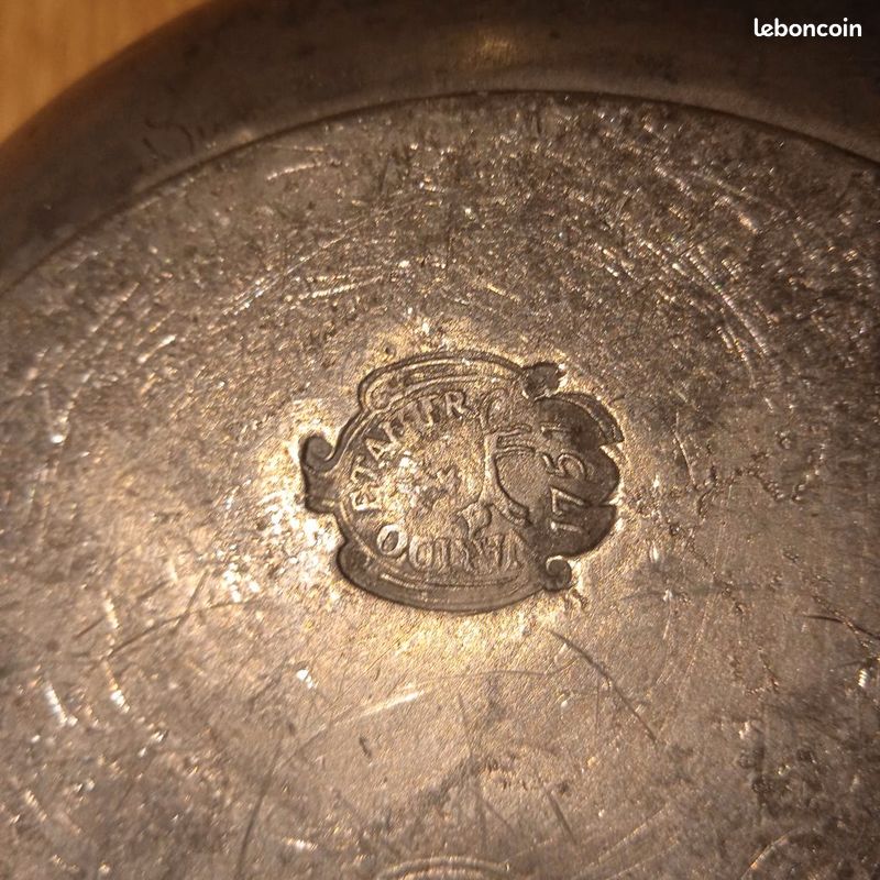 Ancien plat écuelle bol à oreilles pot couvert avec son assiette en étain Varido 1751 (image 7)