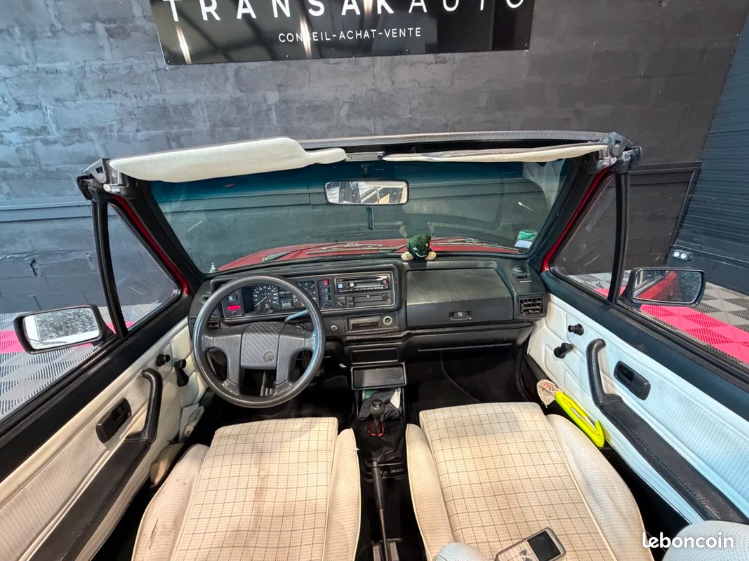 VOLKSWAGEN GOLF CABRIOLET 1.8 90ch - MOTEUR REFAIT 5000KMS - CAPOTE NEUVE - PEINTURE NEUVE - DOSSIER PHOTO RESTAURATION... (image 16)