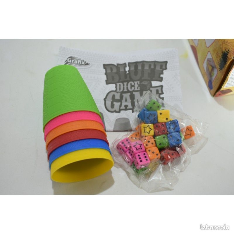 Mini mini dé à jouer en plastique coloré avec les points de 1 à 6