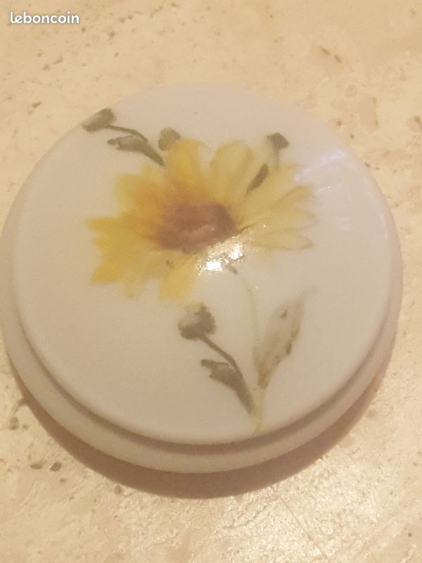 Bonbonnière miniature en porcelaine de Limoges (image 3)