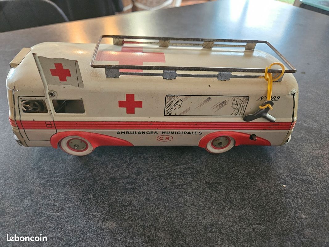 Jouet de collection en Tôle AMBULANCE Ets Jacquemet