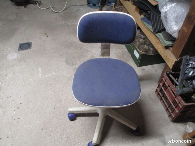 Chaise à roulettes (grand débarras) (image 1)