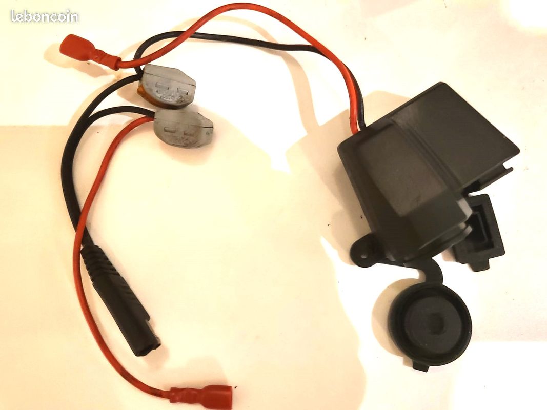 Accessoire moto, Prise USB MOTO et allume cigare moto, pour toutes motos et scooters comme neuve en parfait ETAT (image 1)