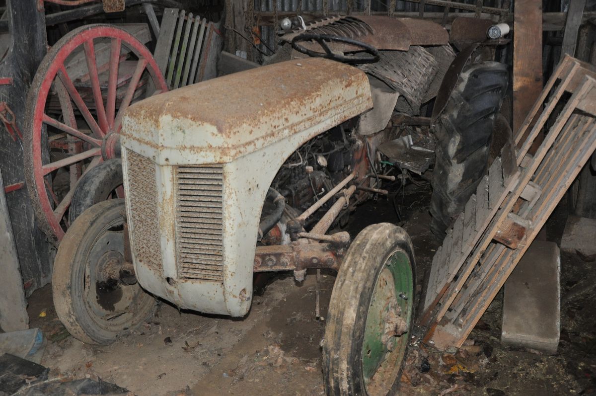 Ancien tracteur agricole Meili Me 52 