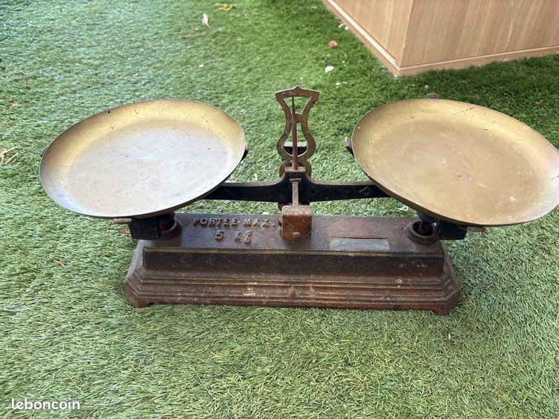 Ancienne balance Roberval en fonte force 10 kg avec 2 plateaux en cuivre - Antiquités