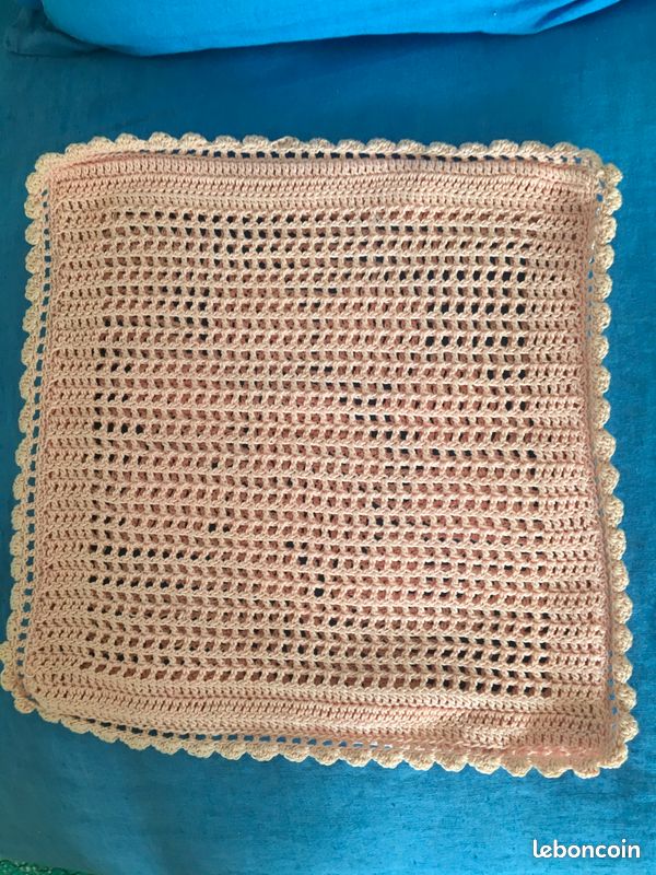2 housses de coussins et un chemin de table crochet vintage (image 5)